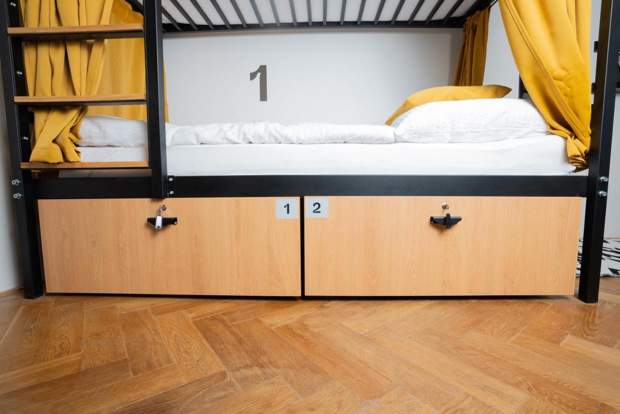 White Wolf House Hostel & Apartments Прага Экстерьер фото