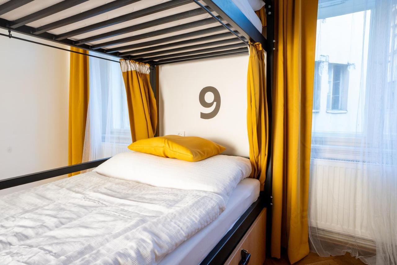 White Wolf House Hostel & Apartments Прага Экстерьер фото