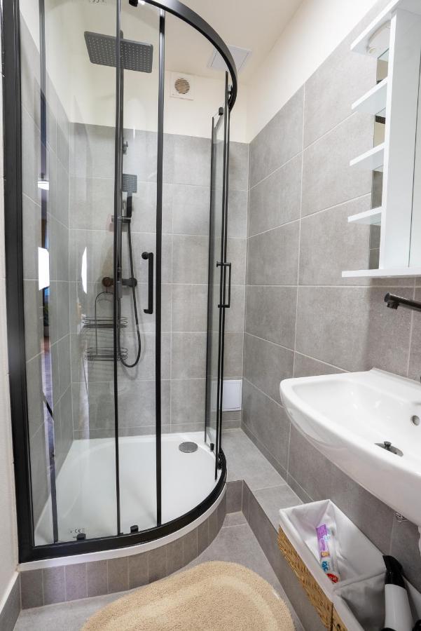 White Wolf House Hostel & Apartments Прага Экстерьер фото
