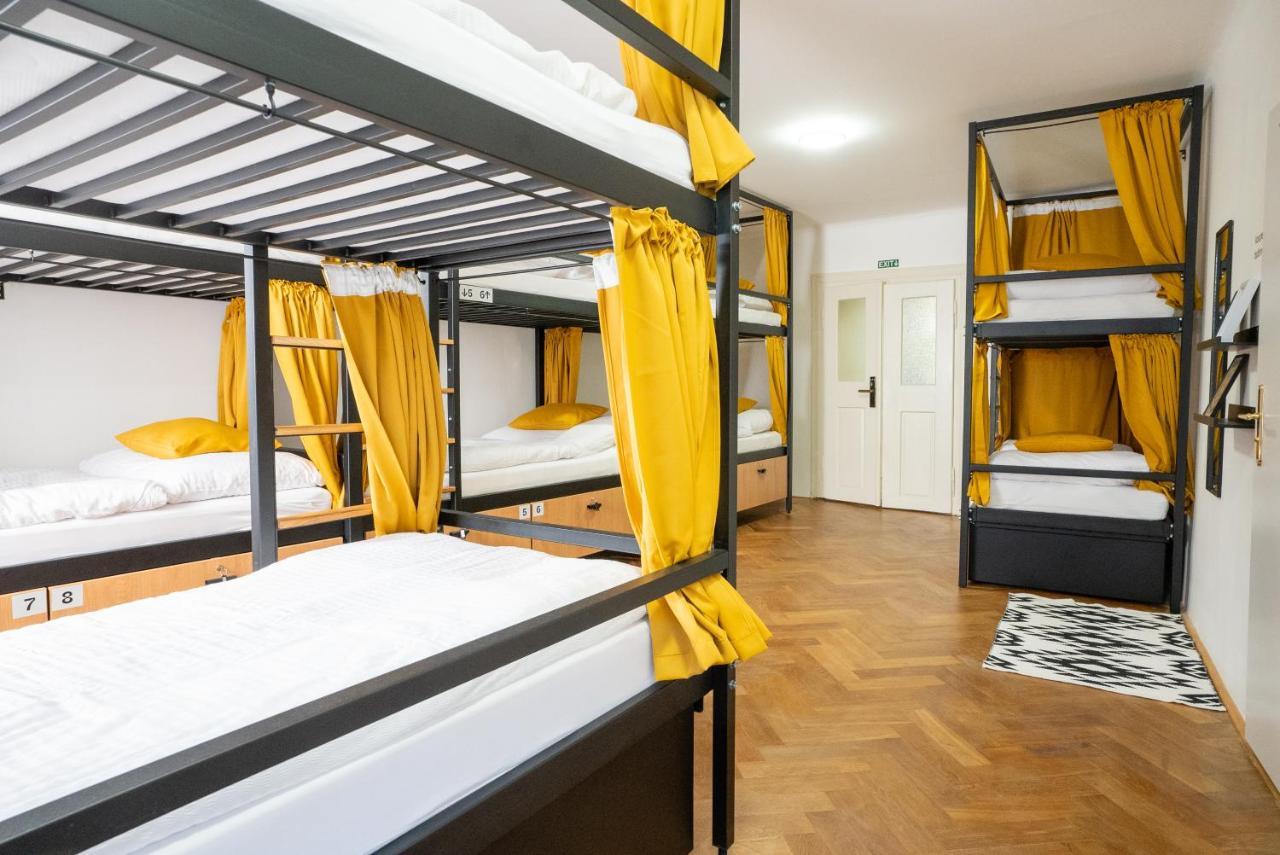 White Wolf House Hostel & Apartments Прага Экстерьер фото