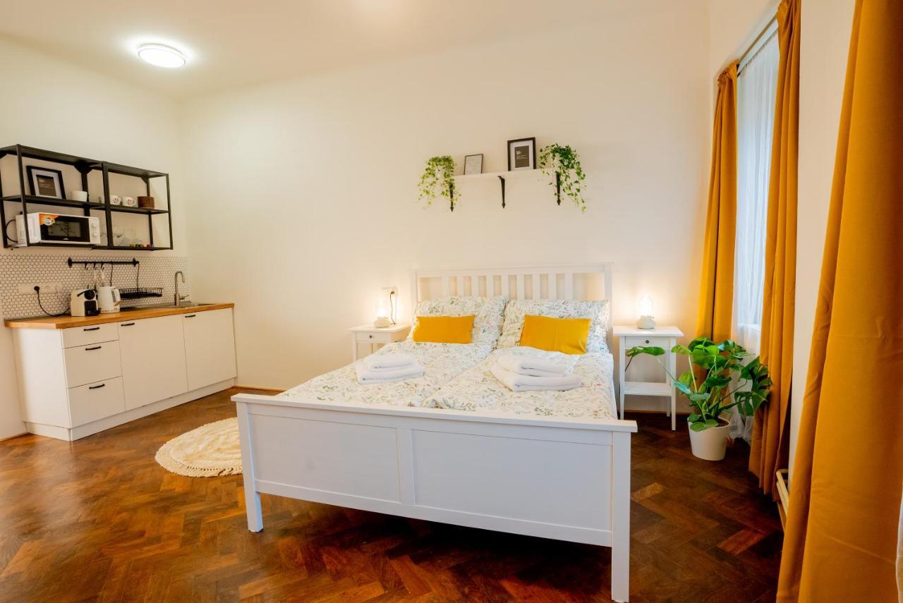 White Wolf House Hostel & Apartments Прага Экстерьер фото