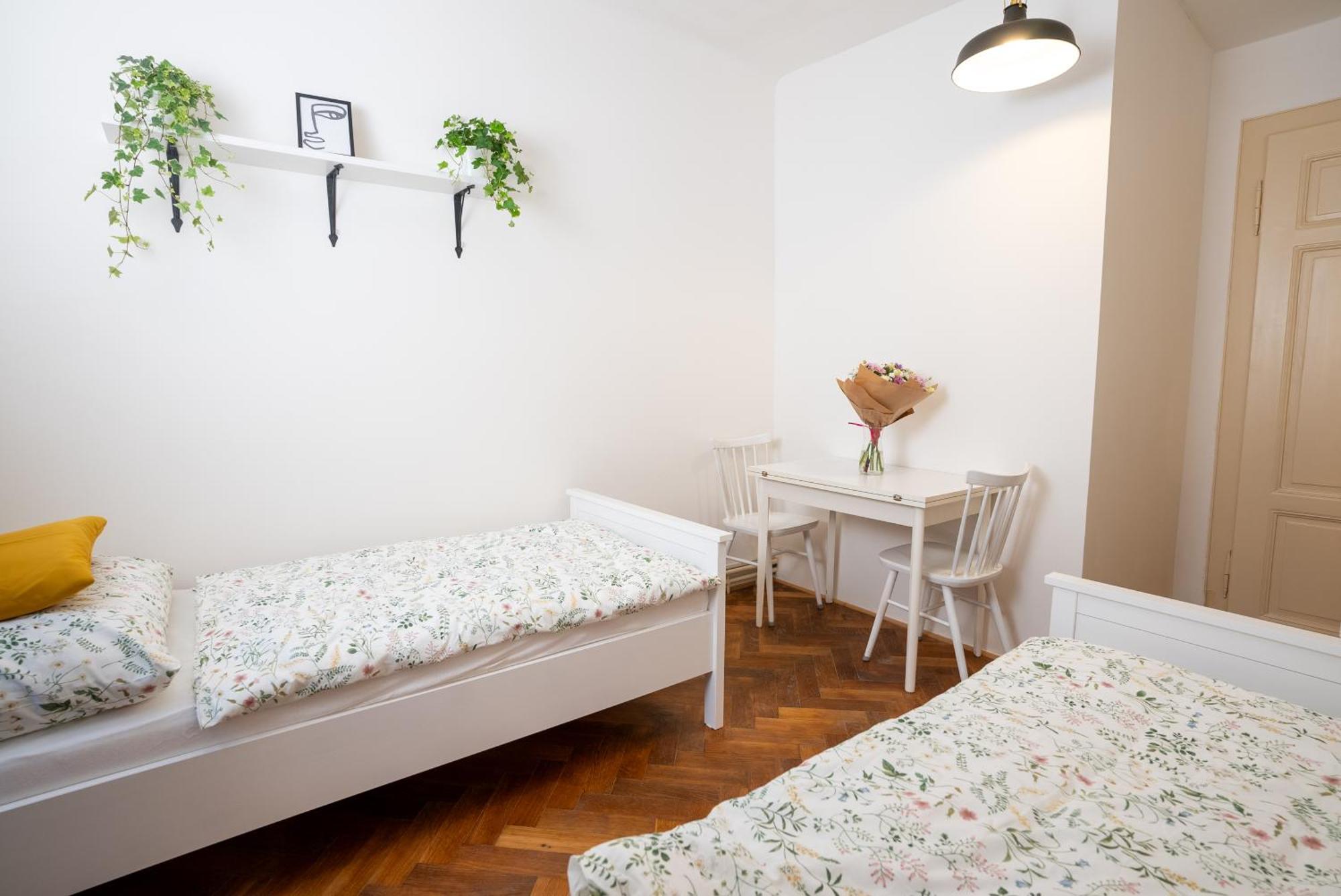White Wolf House Hostel & Apartments Прага Экстерьер фото