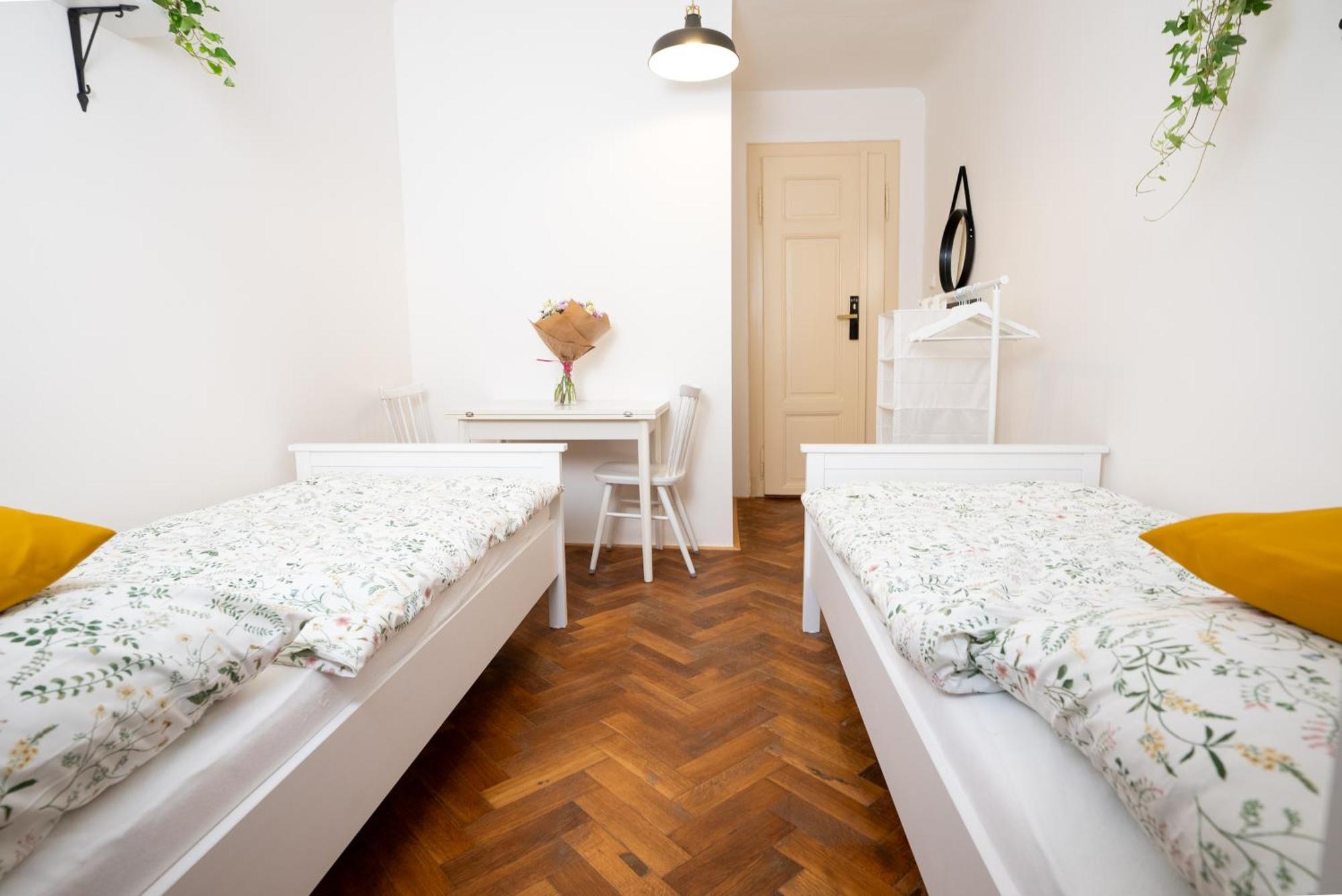 White Wolf House Hostel & Apartments Прага Экстерьер фото