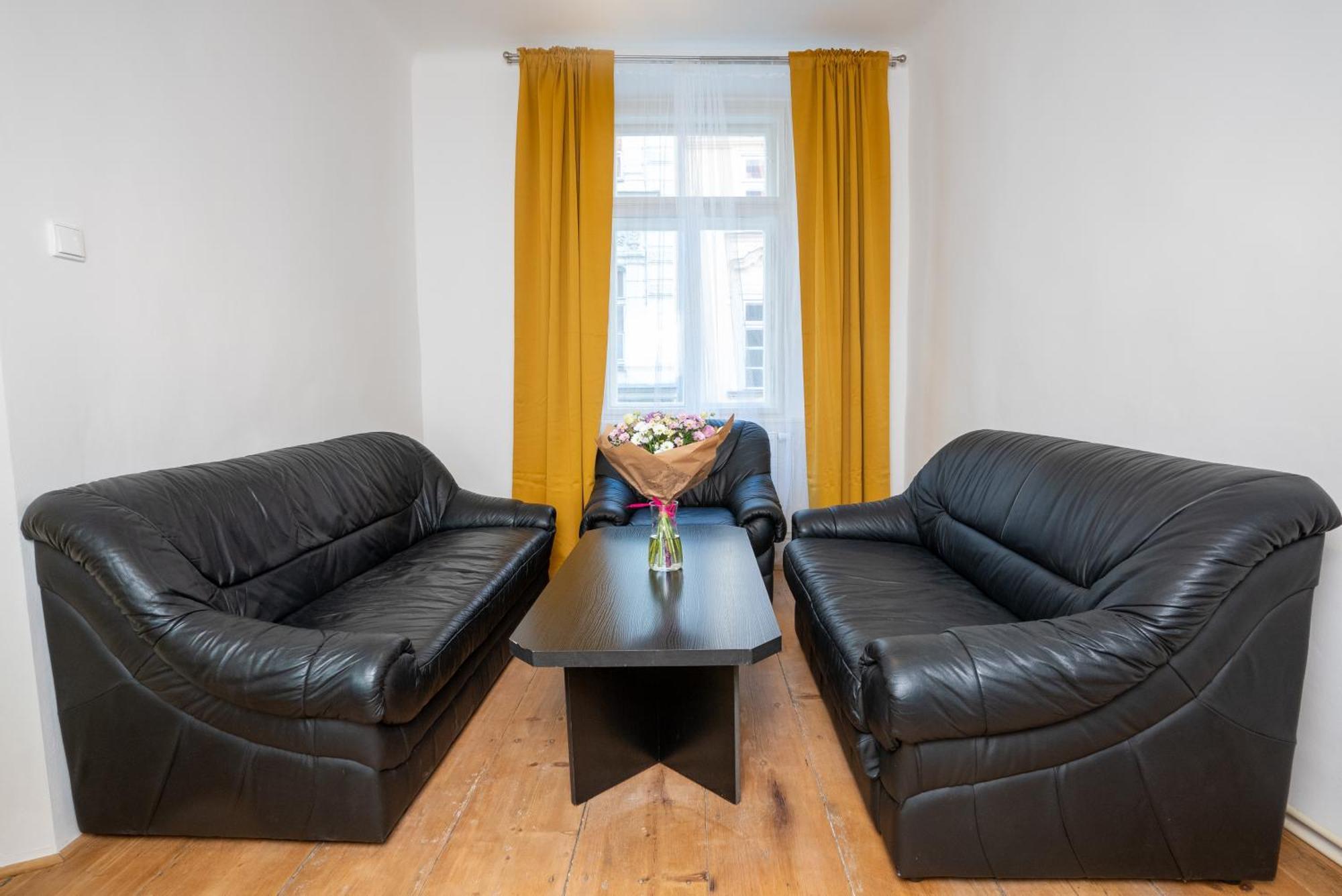 White Wolf House Hostel & Apartments Прага Экстерьер фото