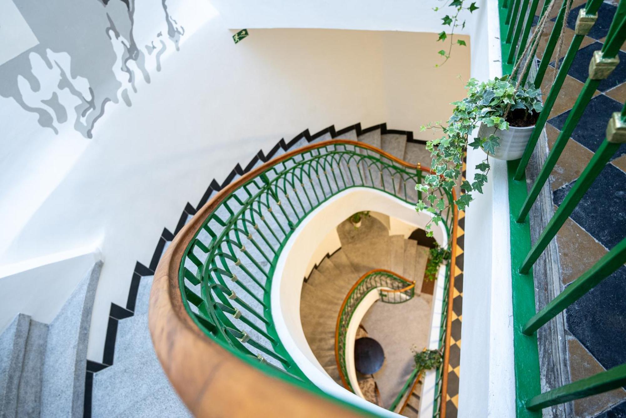 White Wolf House Hostel & Apartments Прага Экстерьер фото